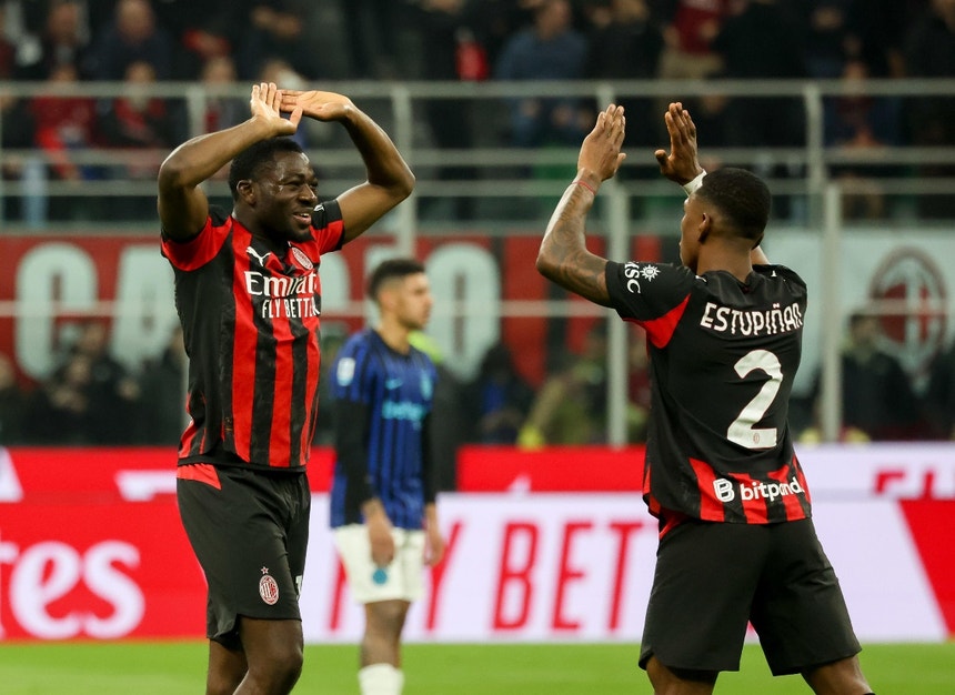 Imagem de AC Milan bate líder Inter Milão e reduz para sete pontos atraso na Liga italiana