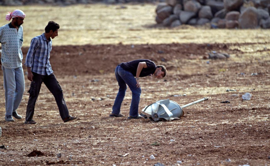 Homens inspeccionam os restos de um projetil russo, em Idlib, Síria Foto: Reuters Homens inspeccionam os restos de um projetil russo, em Idlib, Síria Foto: Reuters