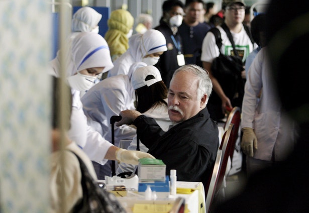  No aeroporto Internacional de Kuala Lumpur, Mal&aacute;sia, um passageiro que chegou de um voo proveniente de Lon Angeles &eacute; submetido a testes para detec&ccedil;&atilde;o do v&iacute;rus. (Shamsharin/EPA)  