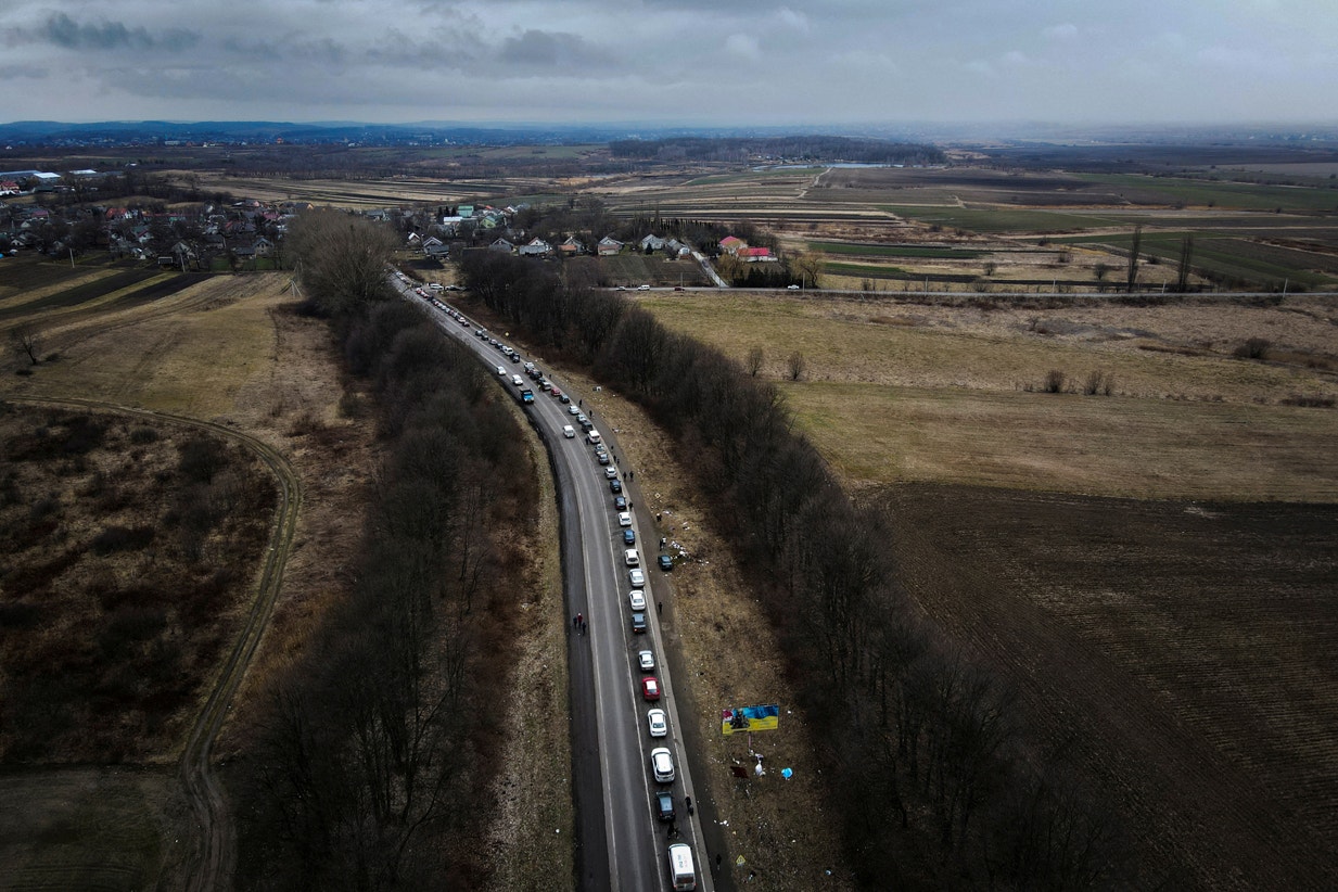  Popula&ccedil;&atilde;o em fuga causam engarrafamentos de quil&oacute;metros em dire&ccedil;&atilde;o &agrave; fronteira polaca | Natalie Thomas - Reuters 