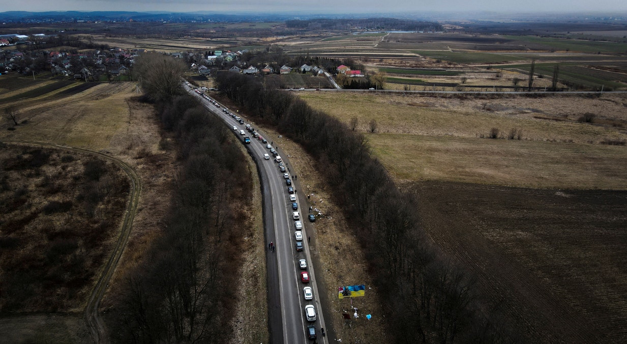  Popula&ccedil;&atilde;o em fuga causam engarrafamentos de quil&oacute;metros em dire&ccedil;&atilde;o &agrave; fronteira polaca | Natalie Thomas - Reuters 