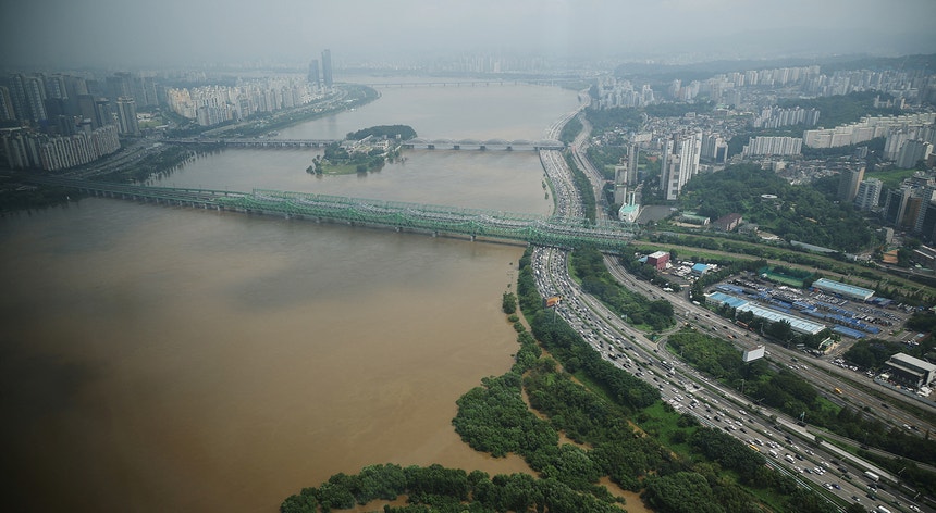 As chuvas fortes provocaram inundações e afetaram a população de Seul
