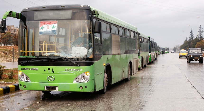Autocarros que aguardavam início da retirada de Alepo ficaram vazios na manhã de dia 14 de dezembro de 2016
