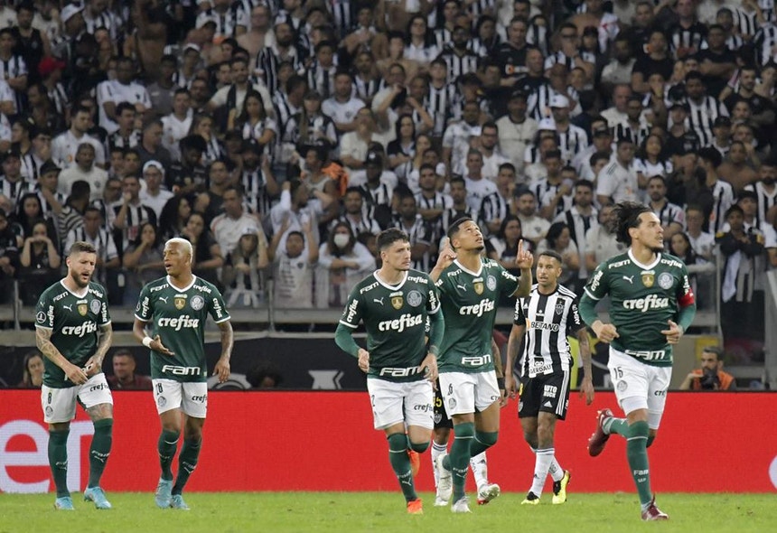 Os jogadores do Palmeiras festejam o empate conseguido no último fôlego do jogo
