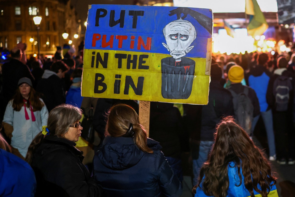  "Colocar o Putin no lixo". Mensagem em cartaz durante vig&iacute;lia em Londres | Henry Nicholls - Reuters 