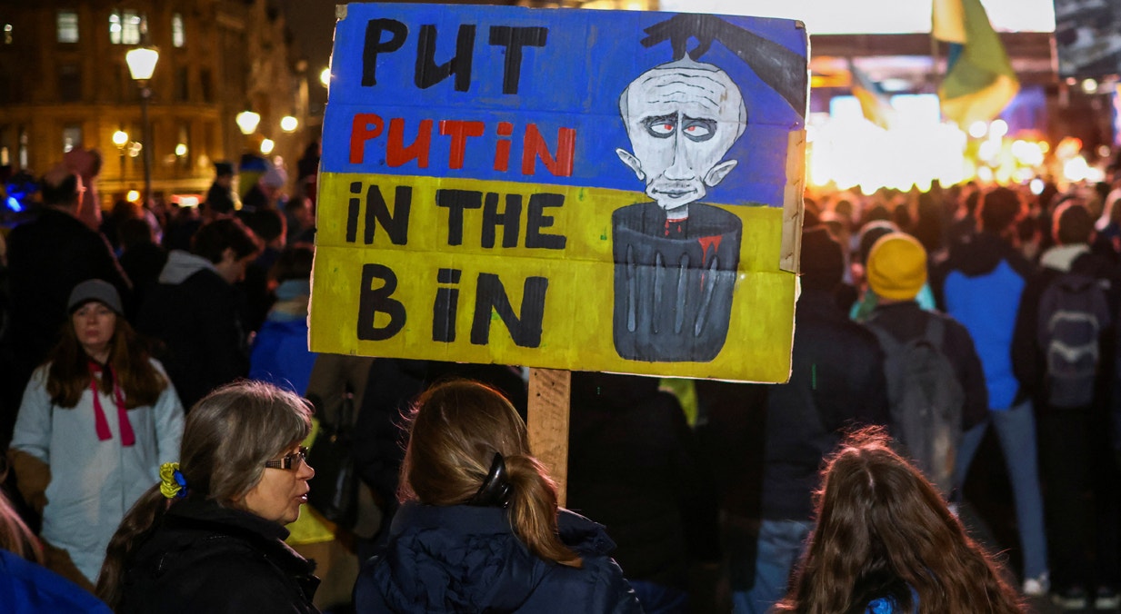  &quot;Colocar o Putin no lixo&quot;. Mensagem em cartaz durante vig&iacute;lia em Londres | Henry Nicholls - Reuters 