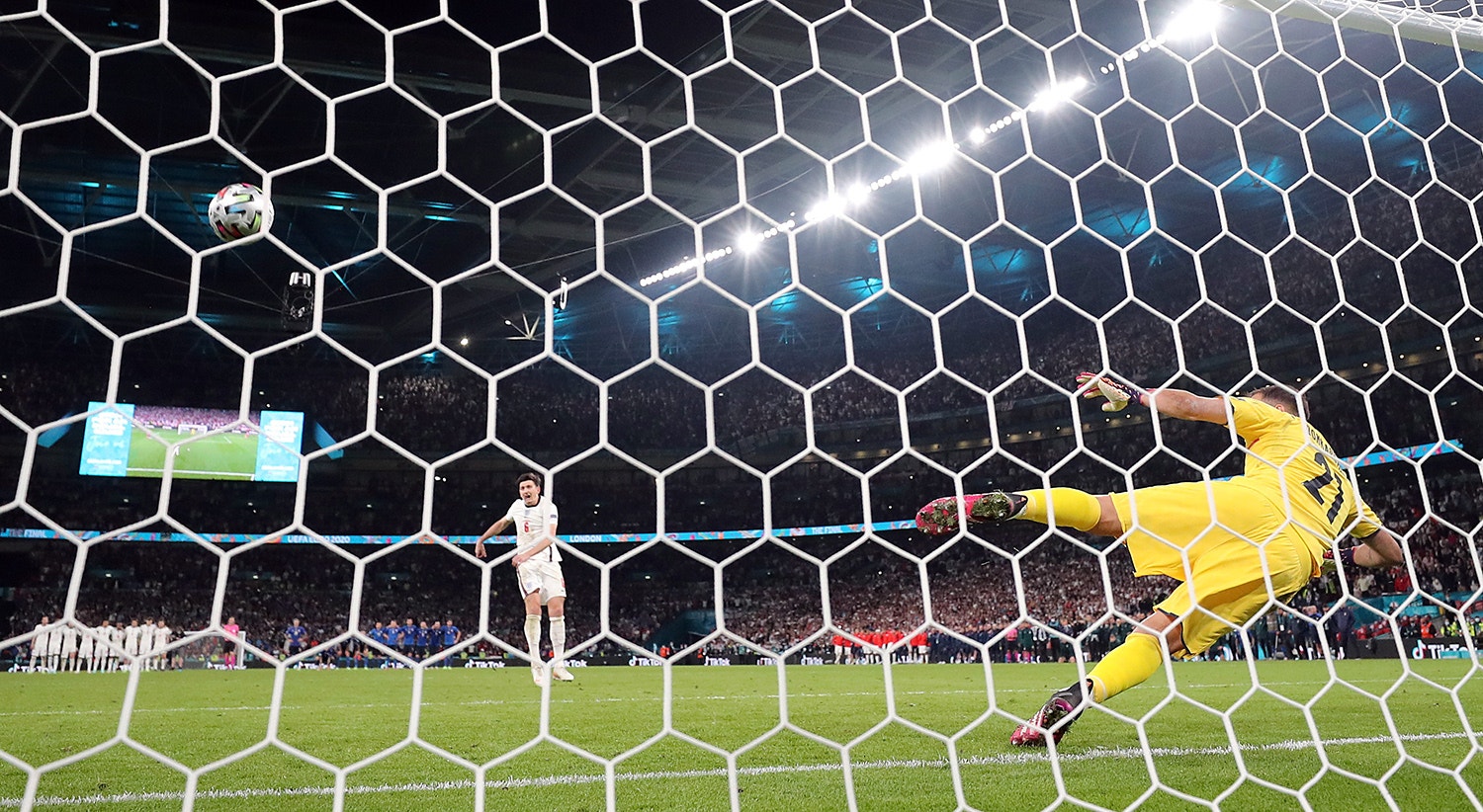  Harry Maguire marca o segundo pen&aacute;lti de Inglaterra. It&aacute;lia 1(1), Inglaterra 1(2). | Foto: Carl Recine - Reuters 