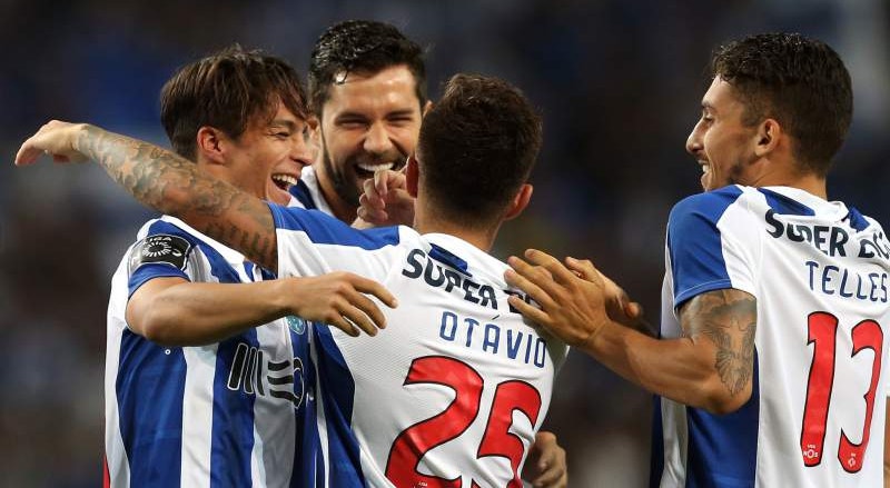 Oliver Torres (o primeiro da esquerda na foto) só pensa em continuar no FC Porto
