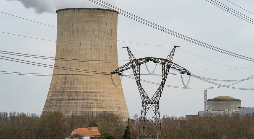 Imagem de Calor obriga a parar central nuclear em França