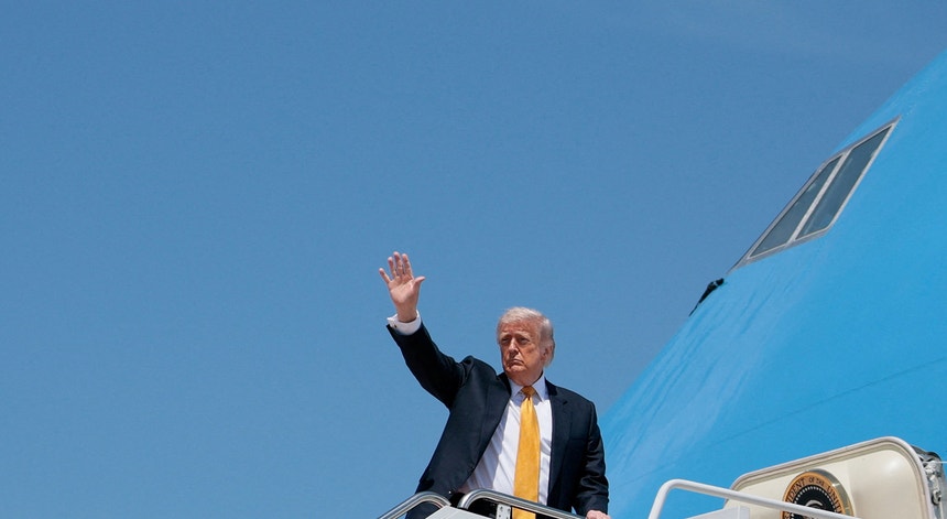 Imagem ilustrativa: Donald Trump a caminho da China para uma visita oficial
