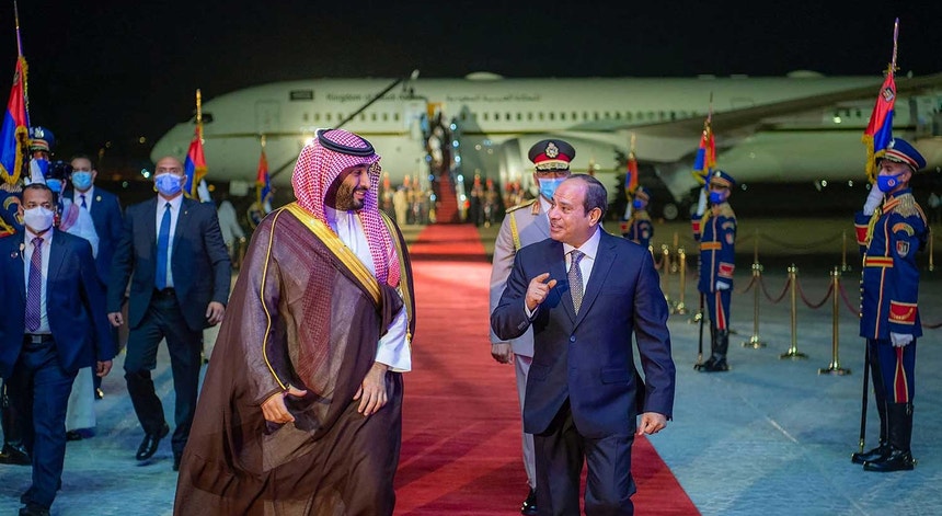 O príncipe herdeiro saudita, Mohammed bin Salman, foi recebido pelo presidente egípcio Abdel Fattah al-Sisi na segunda-feira, no Cairo. 
