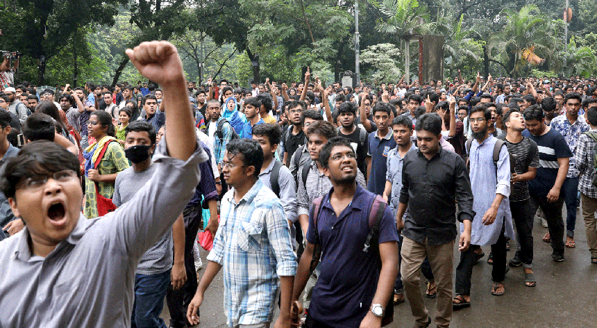 Os protestos levaram à paralisação da cidade, com autocarros a recusarem deslocarem-se a Daca
