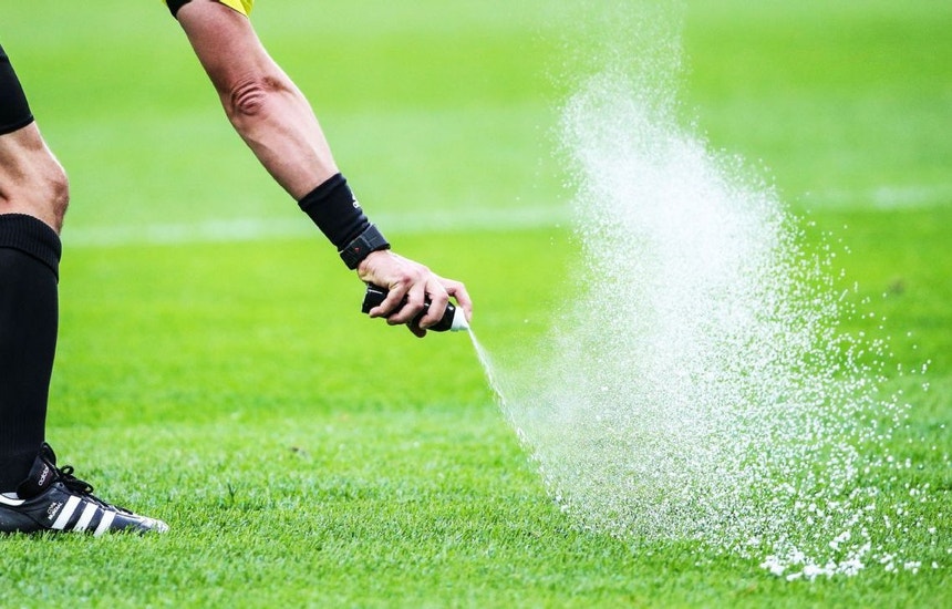 Imagem relacionada com a notícia: O uso de spray no futebol está a unir um tribunal brasileiro e a FIFA
