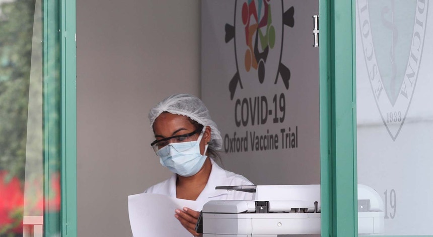 Imagem de testes da vacina de Oxford que estão a ser realizados no Brasil

