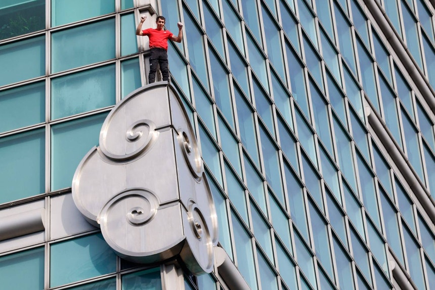 Imagem de Norte-americano Alex Honnold escala sem ajudas arranha-céus mais alto de Taiwan