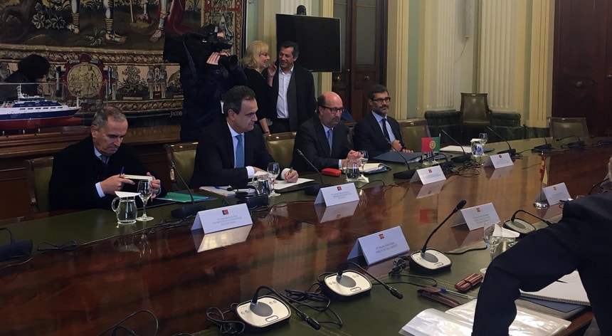 O ministro português do Ambiente, João Matos Fernandes, na reunião desta quinta-feira em Madrid
