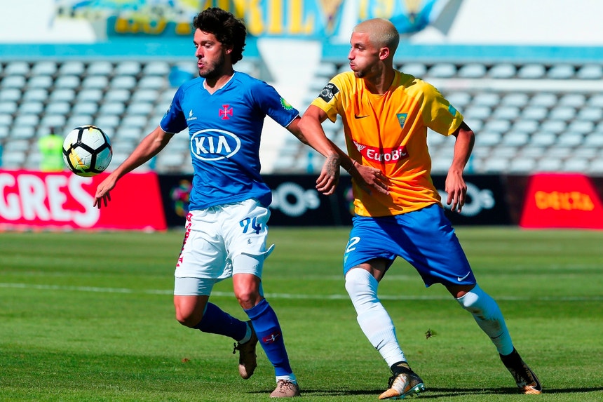 O jogador do Belenenses Filipe Chaby disputa a bola com Fernando Fonseca do Estoril-Praia
