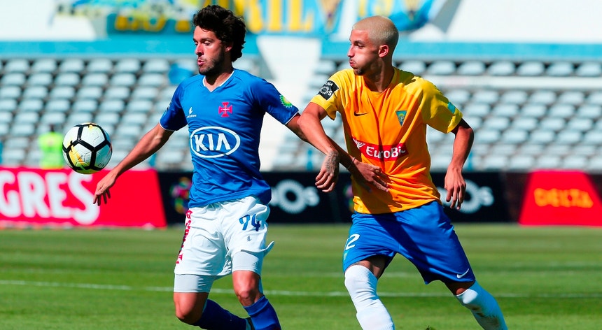 O jogador do Belenenses Filipe Chaby disputa a bola com Fernando Fonseca do Estoril-Praia
