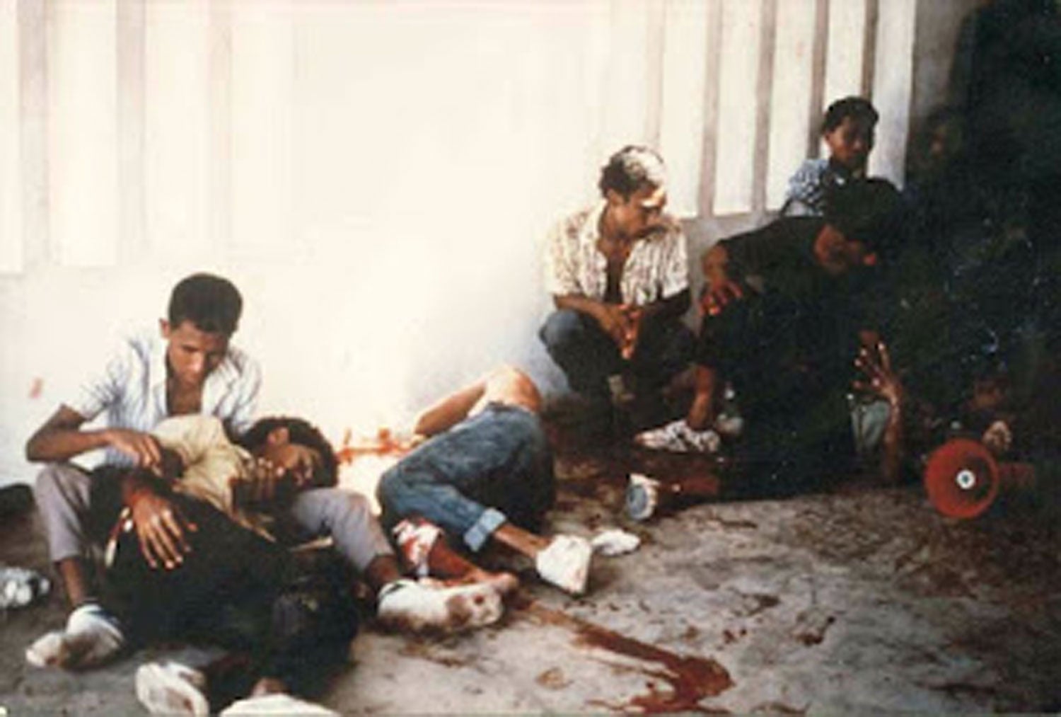 Dentro da capela durante o massacre do Cemit&eacute;rio de Santa Criz em D&iacute;li, a 12 de novembro de 1991
