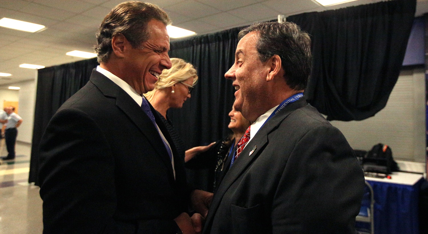  Governador de Nova Iorque (esq.) cumprimenta o Governador de Nova J&eacute;rsia (dir.)  / Foto: Carlos Barria - Reuters 