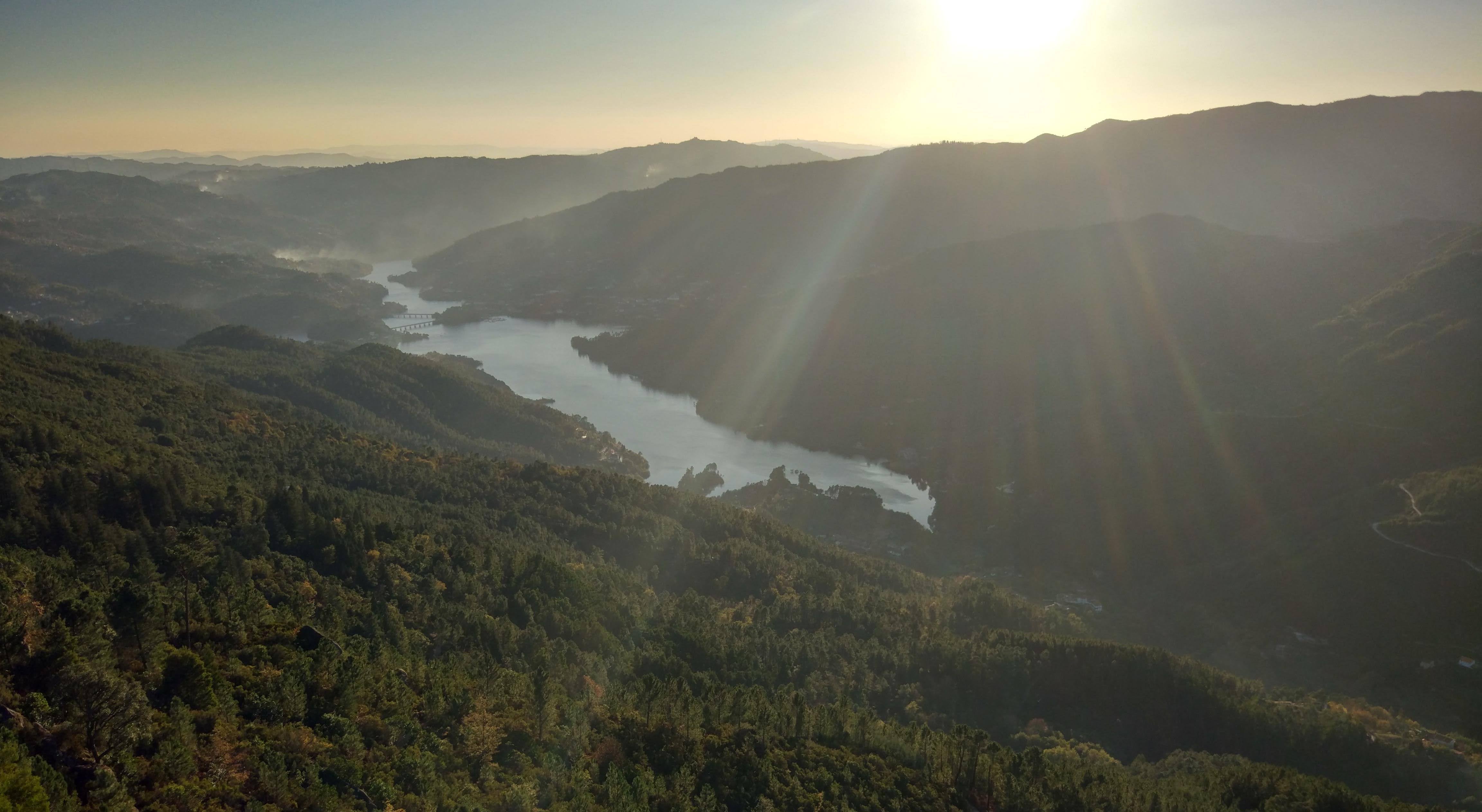 Incêndio no Parque Nacional da Peneda-Gerês continua ativo mas sem 