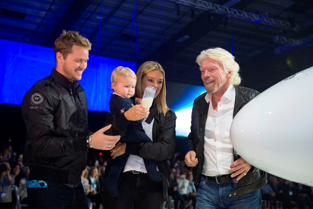  Foto coletiva de todos os participantes na constru&ccedil;&atilde;o do novo modelo SpaceShipTwo da Virgin Galactic 