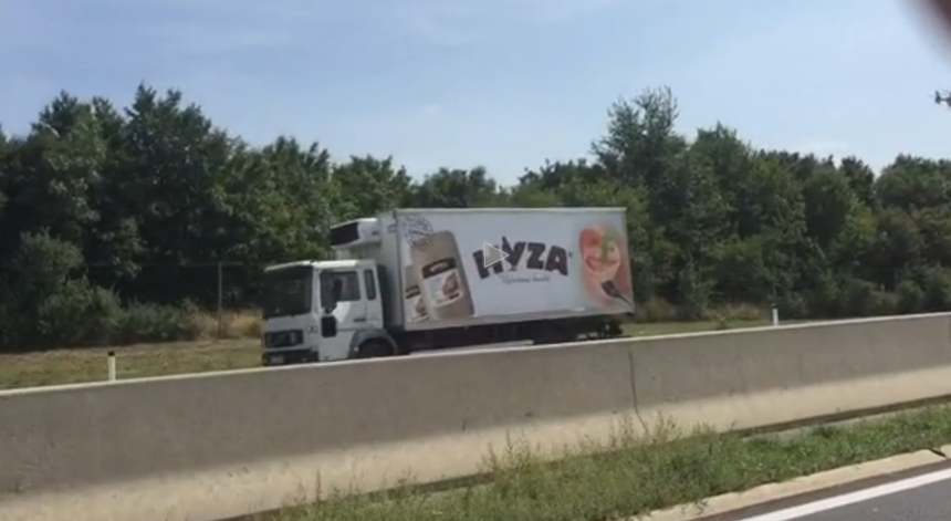 Imagem do camião onde terão sido encontrados os corpos, retirada de um vídeo publicado pelo jornal Kronen Zeitung
