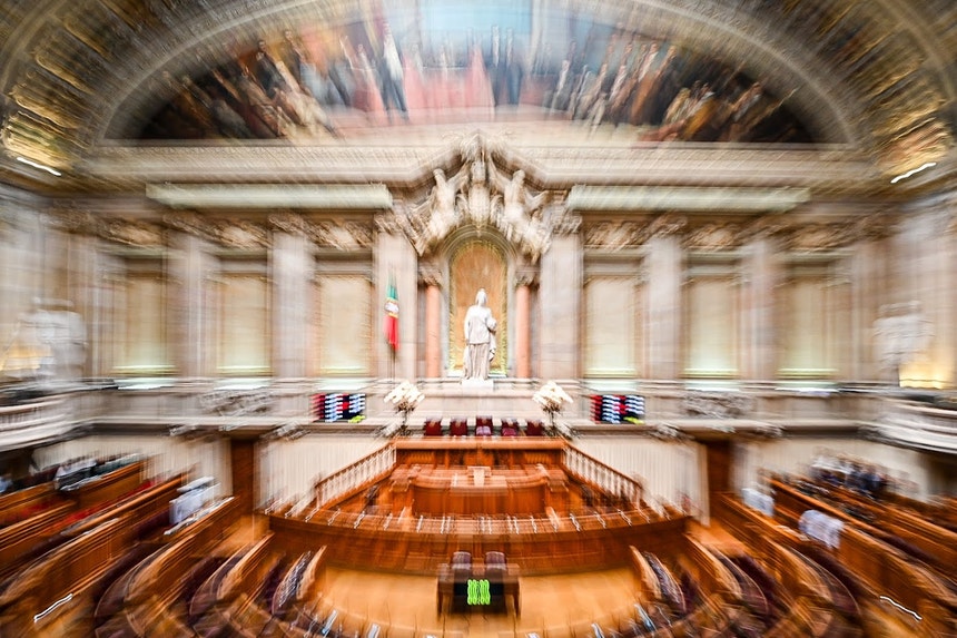 Imagem de Órgãos externos do Parlamento. PS pede adiamento porque não foi encontrada 
