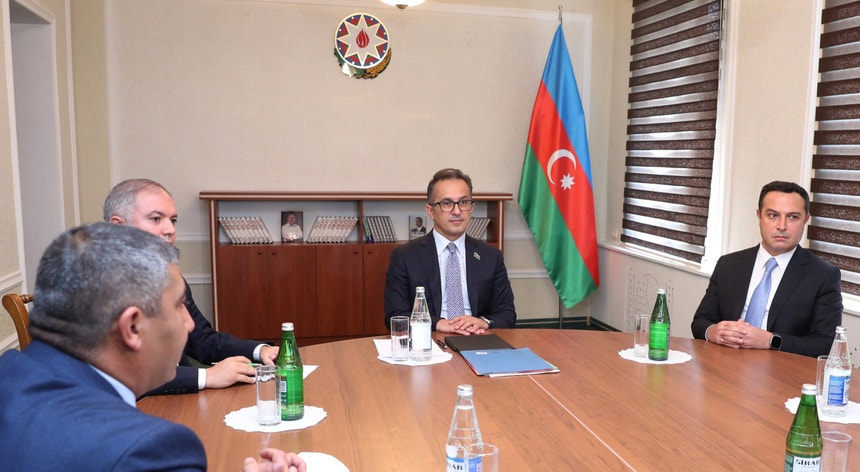Os representantes do Azerbaijão reúnem com membros da delegação de arménios de Nagorno-Karabakh na cidade de Yevlakh, no Azerbaijão, a 21 de setembro
