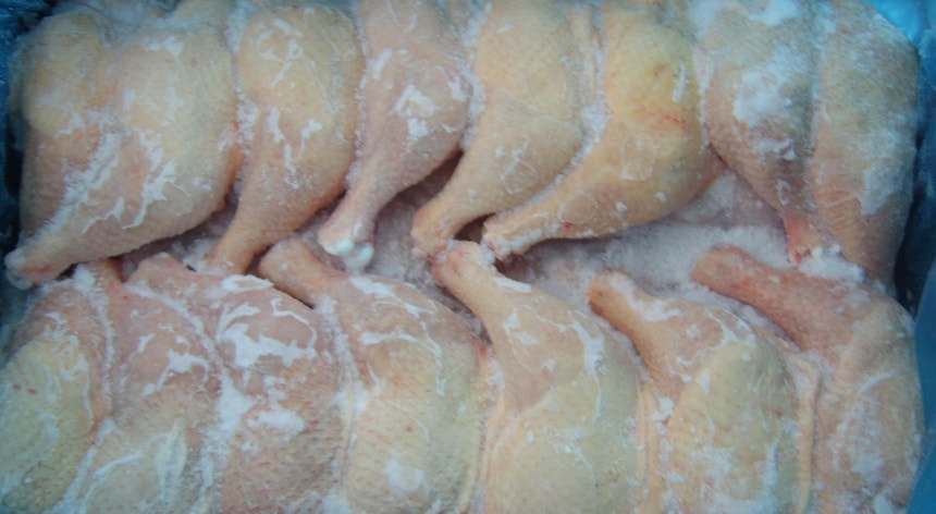A Malásia aprovou temporariamente  a importação de frango congelado
