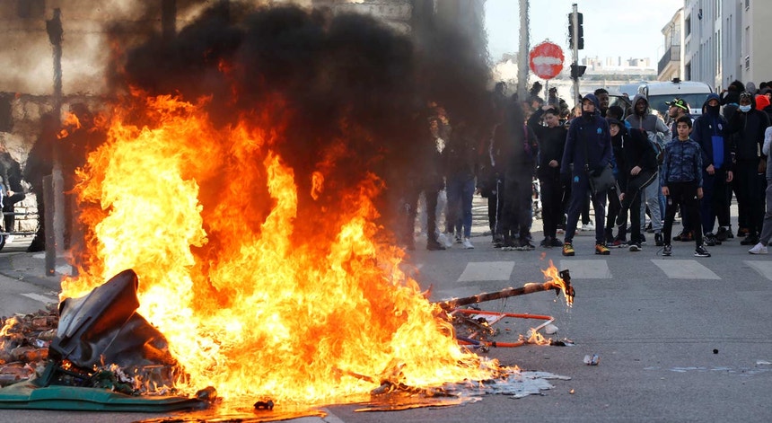 Estudantes de liceu em protesto nas ruas de Marselha
