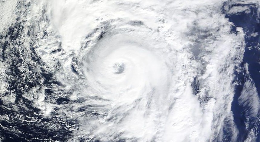 Imagem do furacão Alex registada a partir do espaço na quinta-feira, quando se aproximava dos Açores
