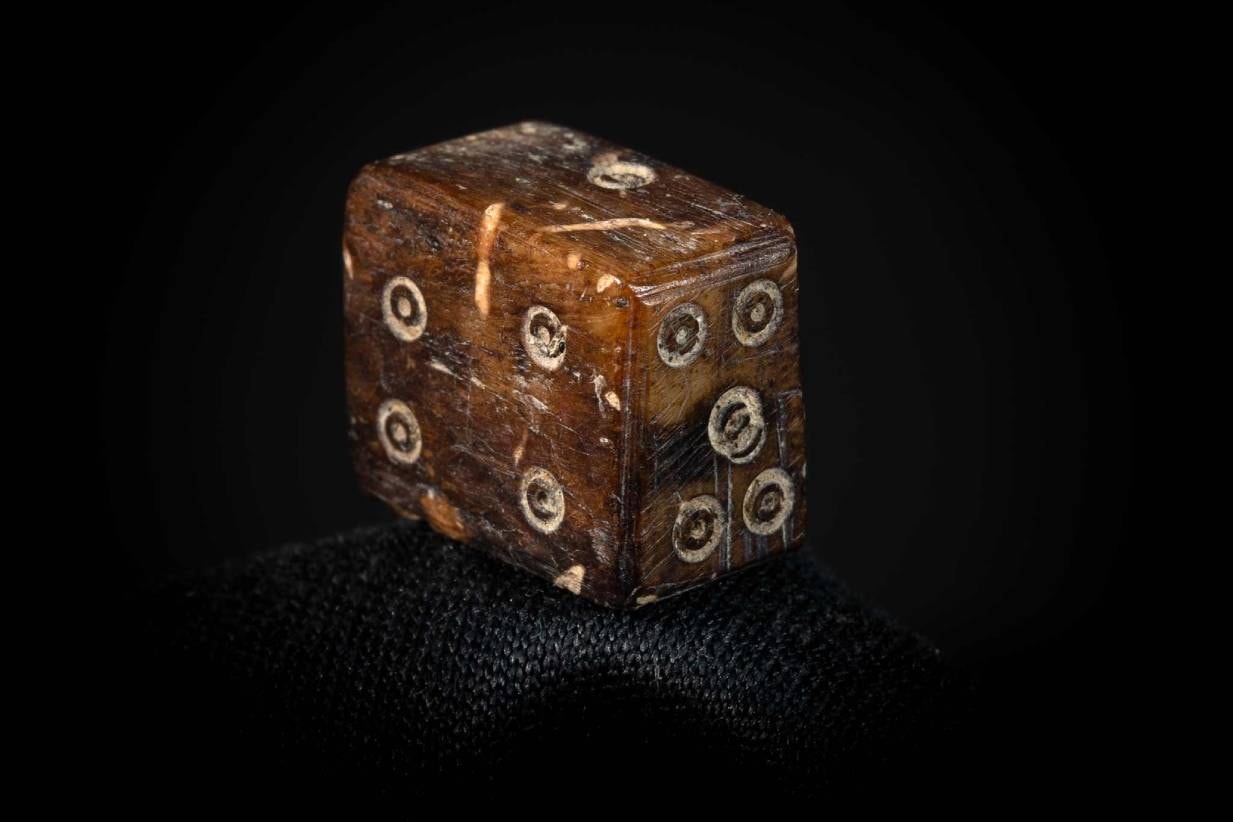  Dado romano de morfologia retangular, produzido em osso, encontrado na escava&ccedil;&atilde;o da rua Ivens, 16, em Faro, entre as pedras de uma cloaca romana | Nuno de Santos Loureiro - barlavento  