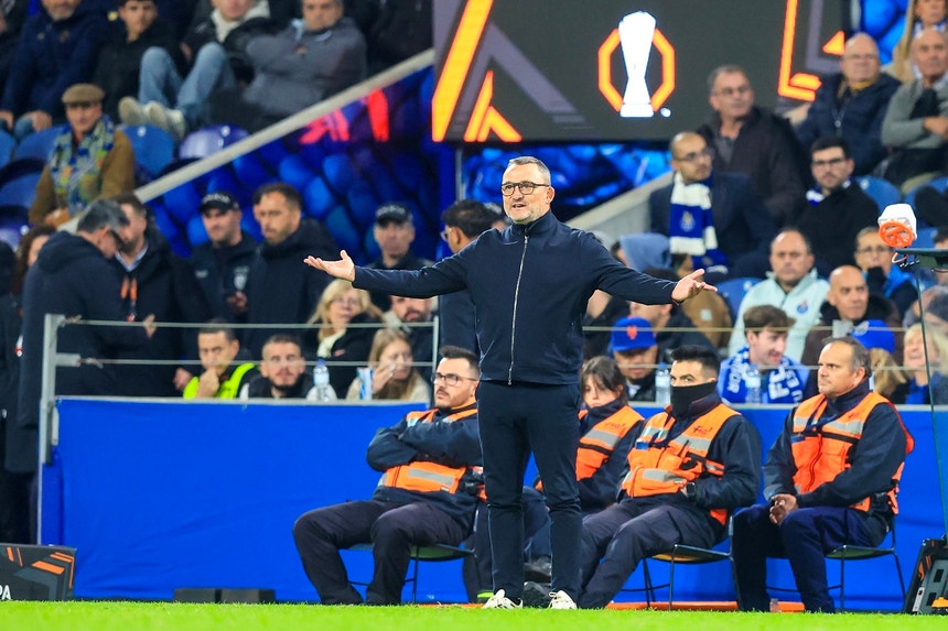 Tensão em Nice. Treinador e jogadores ponderam saída após agressões