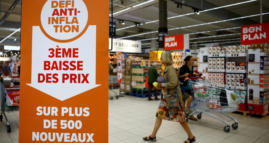 Cartaz "Anti-inflação, terceiro corte de preços em mais de 500 novos produtos"  supermercado nos arredores de Paris, França, 13 de setembro
