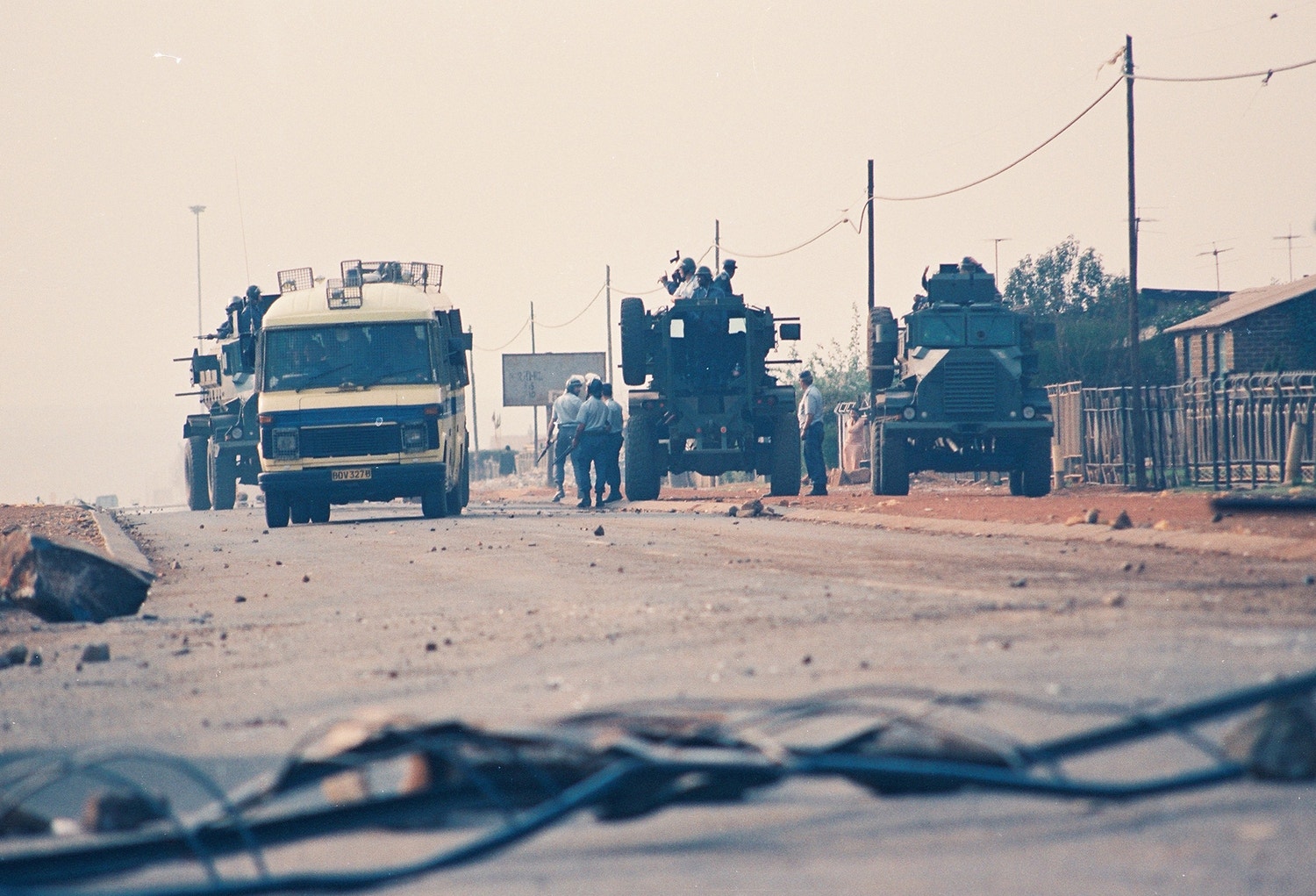  O ent&atilde;o l&iacute;der do ANC fala aos jornalistas ap&oacute;s observar &lt;i&gt;in loco&lt;/i&gt; ressaca do massacre de Sebokeng, &Aacute;frica do Sul (12 janeiro de 1991). /Foto: Ant&oacute;nio Mateus - RTP 