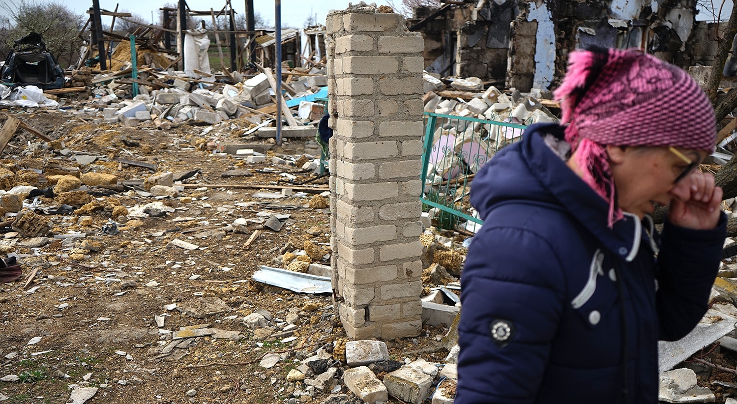  &quot;Ala&quot; chora pela irm&atilde;, junto &agrave; sua casa completamente destru&iacute;da morta por um m&iacute;ssil russo em Mykolaiv. 