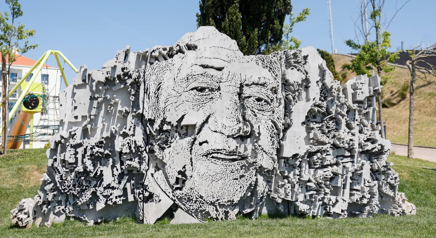 Rosto de Soares da autoria de Vhils inaugurado na Amadora para que a 