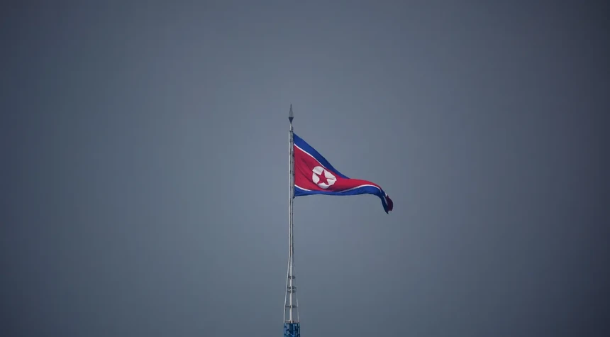 Bandeira norte-coreana em zona desmilitarizada que separa as duas Coreias
