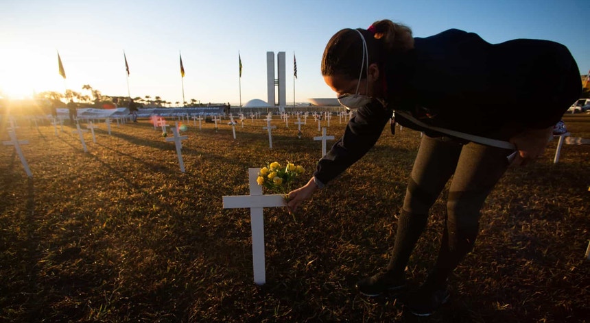 Os brasileiros continuam a prestar homenagem aos seus mortos
