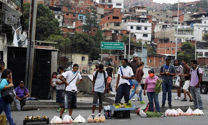 Vendedores ambulantes procuram sobreviver
