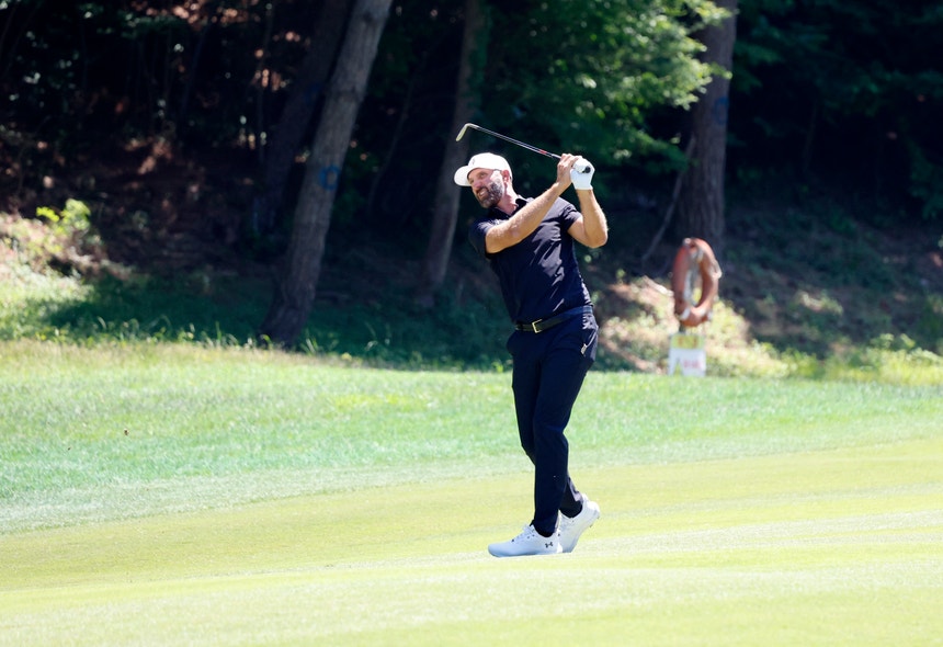 Dustin Johnson coloca-se a duas pancadas de Wyndham Clark no US Open de golfe