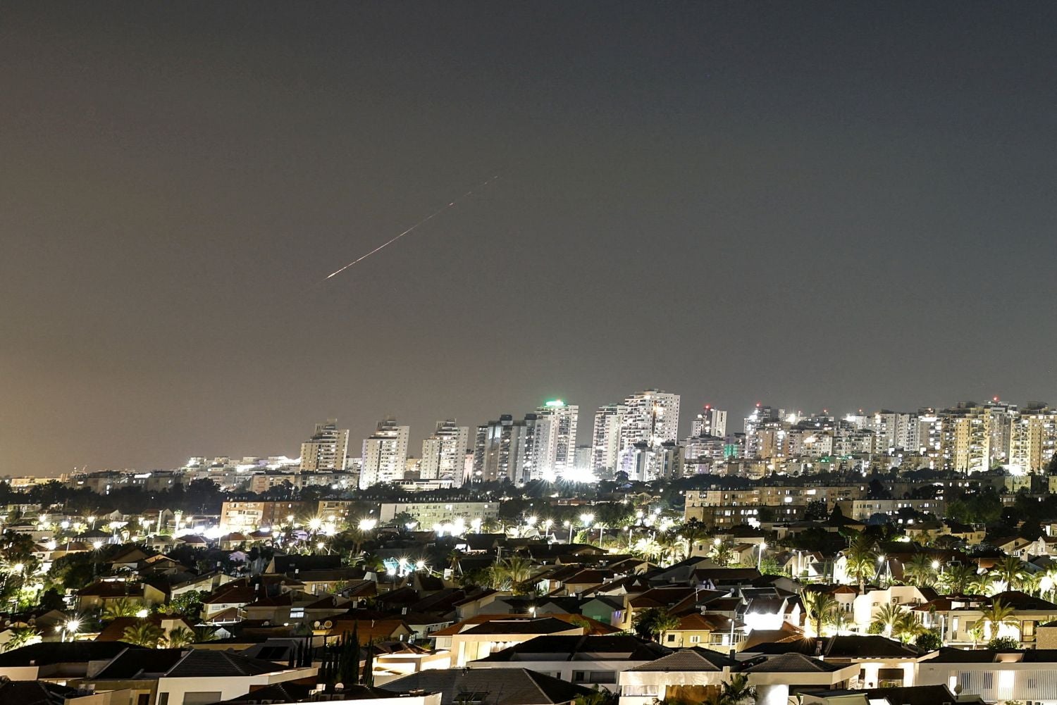 Irão lança mísseis contra Israel. Telavive promete resposta 