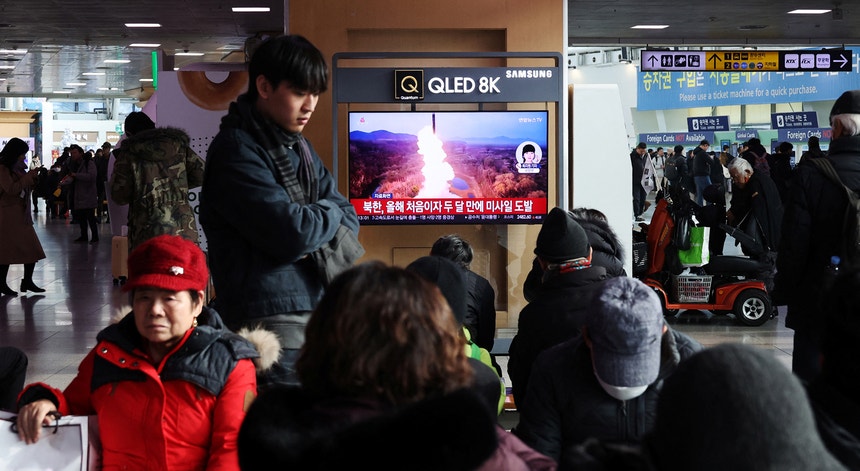 Imagem relacionada com a notícia: "Outra violação de resoluções". Coreia do Norte lança míssil com Blinken em Seul