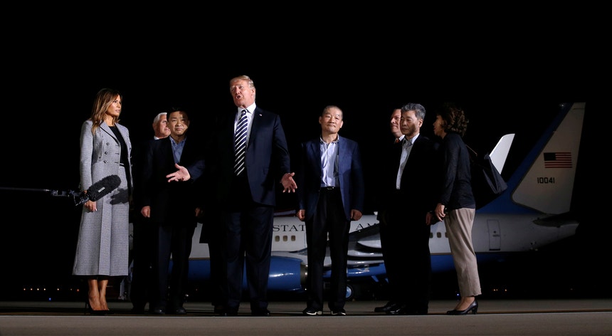 O Presidente dos Estados Unidos, que se fez acompanhar por Melania Trump, afirmou ser uma “noite especial para estas ótimas pessoas”
