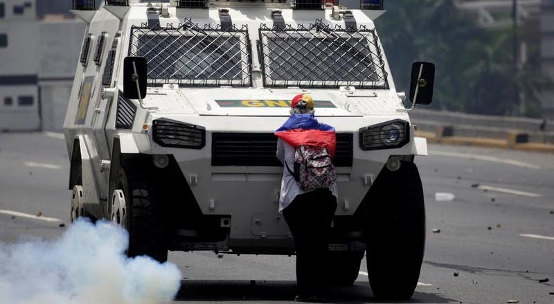 Mulher que fez frente a um tanque venezuelano é de origem portuguesa