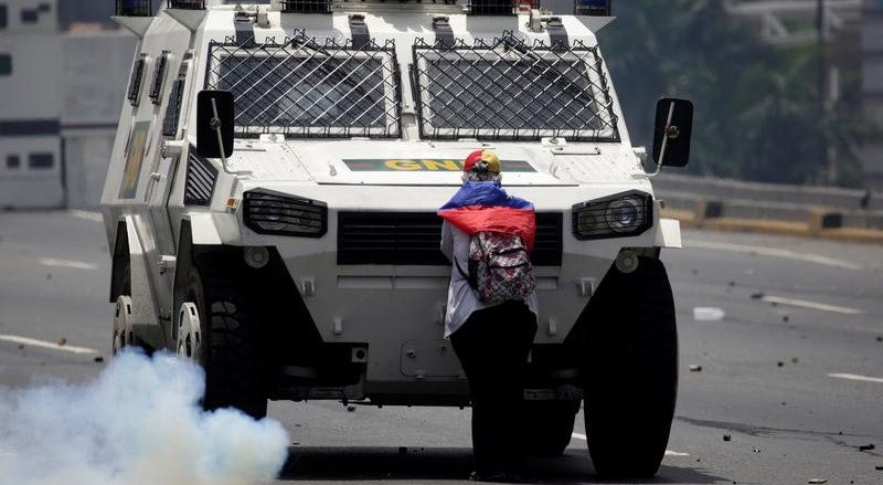 A imagem foi registada durante o protesto de dia 19 em Caracas. 
