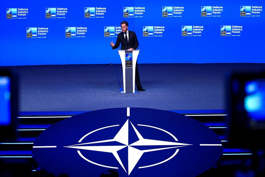 Secretário-geral da NATO apela a revolução na indústria de Defesa