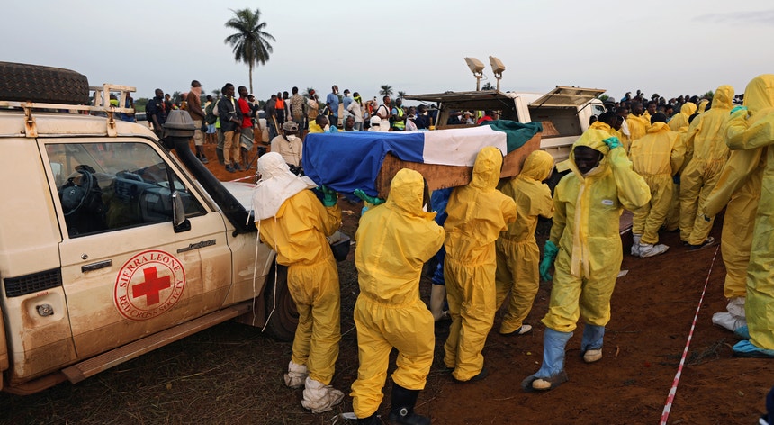 Mais de três centenas de pessoas, um terço das quais crianças, foram sepultadas na quinta-feira em Waterloo, perto de Freetown
