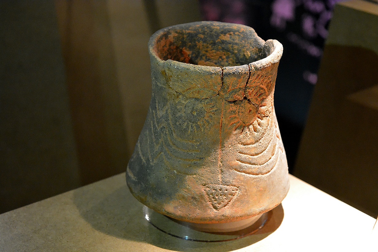  Vaso com decora&ccedil;&atilde;o simb&oacute;lica (figura feminina), cer&acirc;mica, 3000-2500 a.C., Monte do Outeiro, Aljustrel | Carla Quirino - RTP 